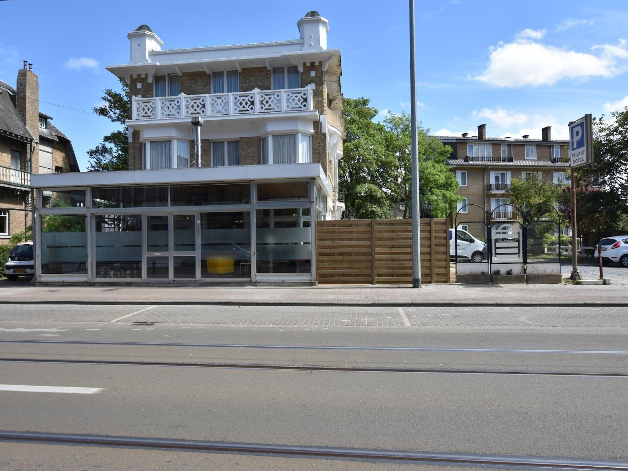 Former Hotel In The Centre And At 50 Metres From The Beach In Panne دي بان المظهر الخارجي الصورة